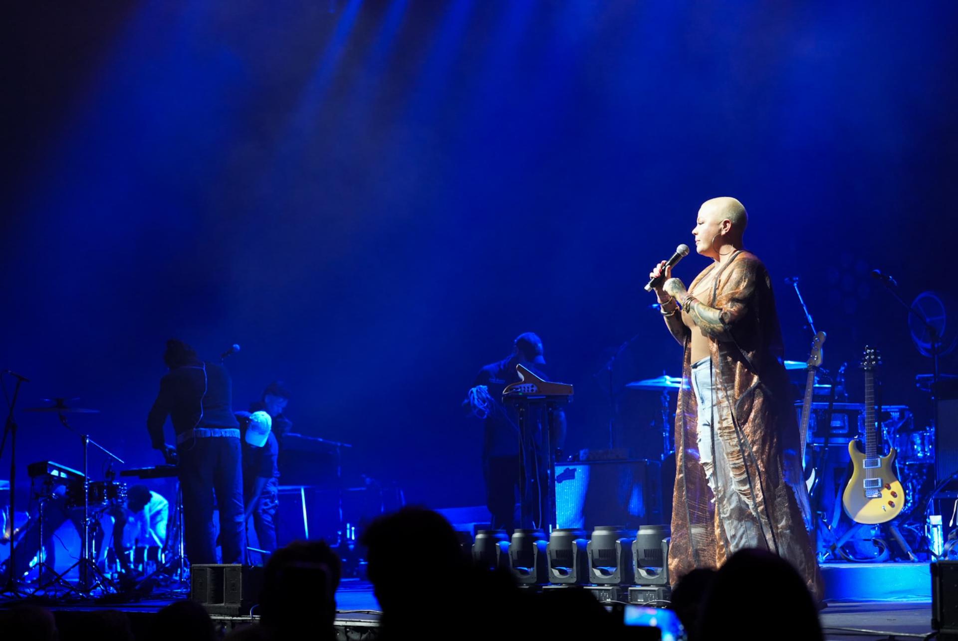 MC Calum Scott at the Sun Bet arena